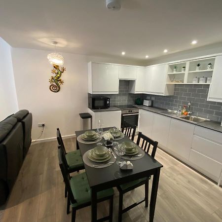 Modern 2 Bedroom Apartment, With Car Parking. Bitton Eksteriør bilde